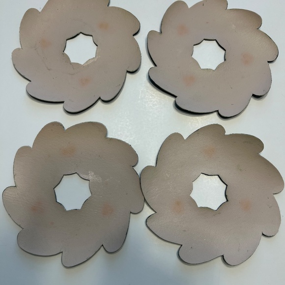 2001 Carole Shiber Hand-Painted Peony Holiday Wreath Coasters- Set of 4 VTG - Picture 2 of 6